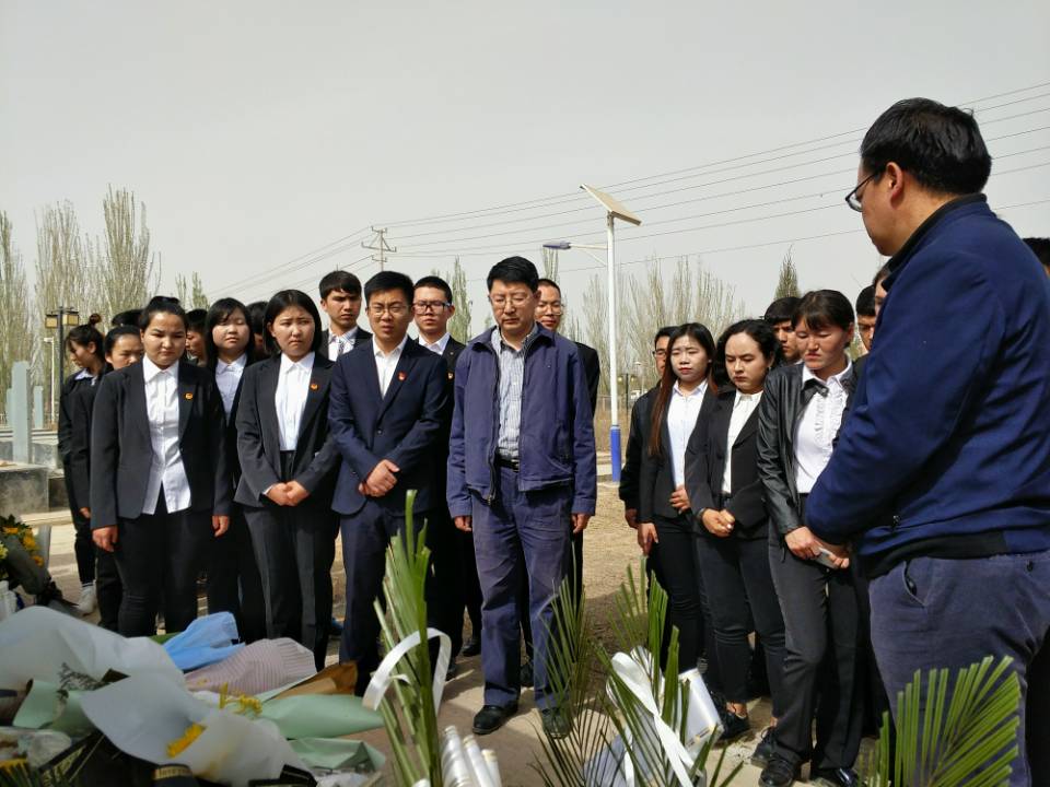 土木工程學院開展清明節烈士陵園掃墓活動-喀什大學土木工程學院