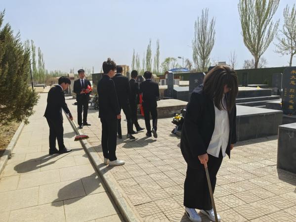 师生共同祭扫陵园