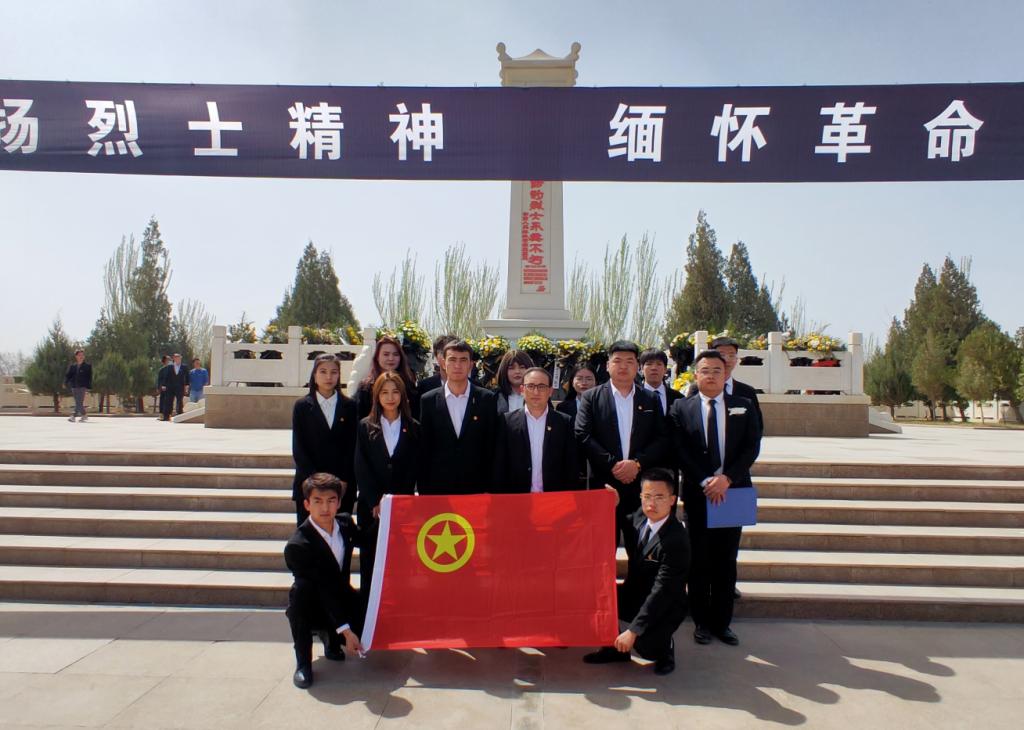 土木工程学院共青团员代表合影