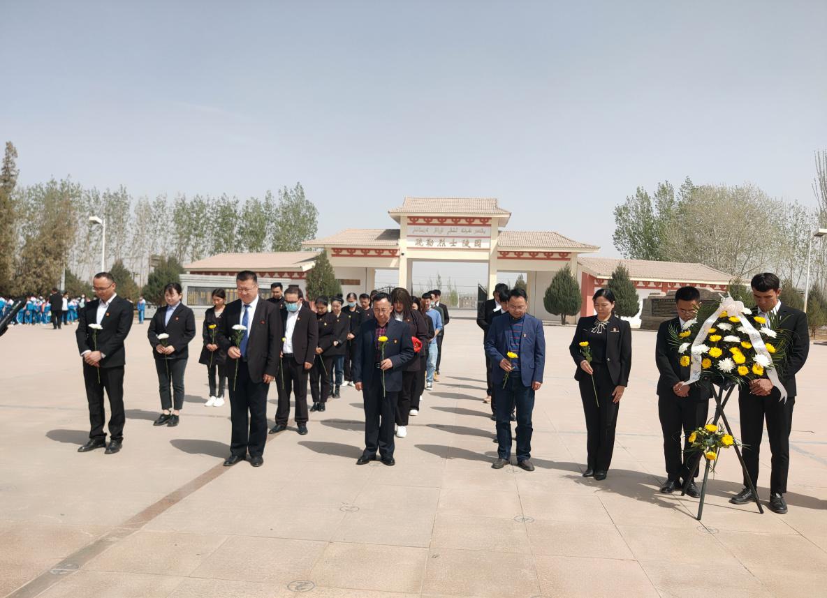 全体党员默哀,向先烈鞠躬致敬