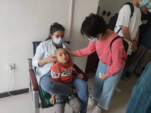 学生志愿者与残疾儿童亲切交流