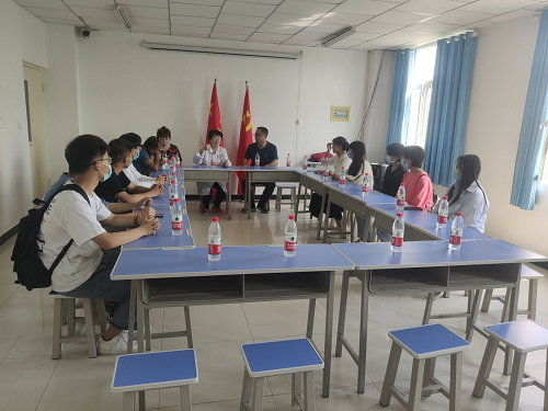 宁院长与朱院长亲切交谈